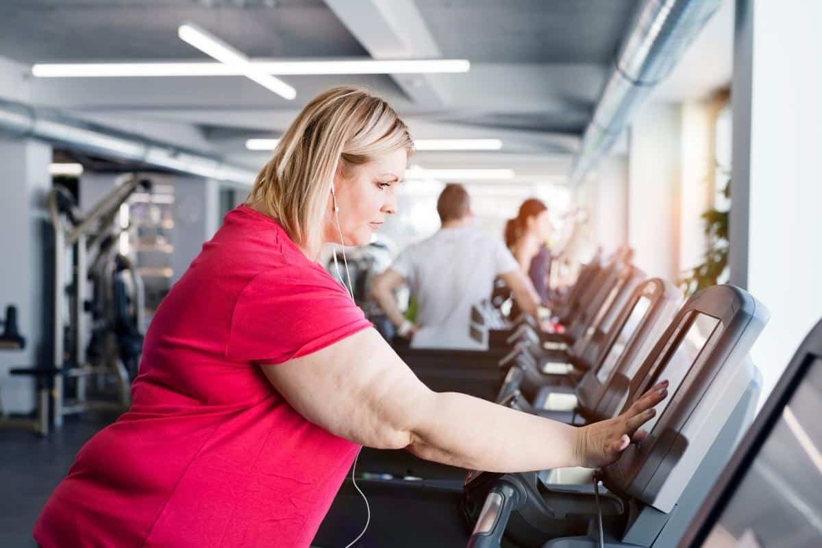 obese lady on treadmill