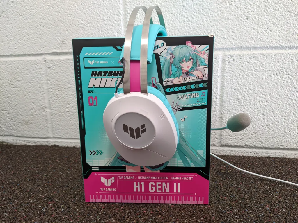 ASUS Hatsune Miku Keyboard, Headset, and Mouse Look and Work Great 